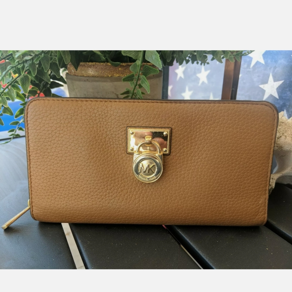 ✨ SOLD ✨✨Michael Kors Hamilton Zip around wallet
